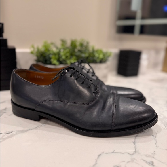 Doucal’s Classic Oxford Dress Shoes with Smooth Leather and Rounded Toe - Picture 2 of 16